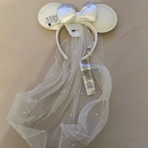 NWT. Minnie Mouse bridal headband with polka dot veil